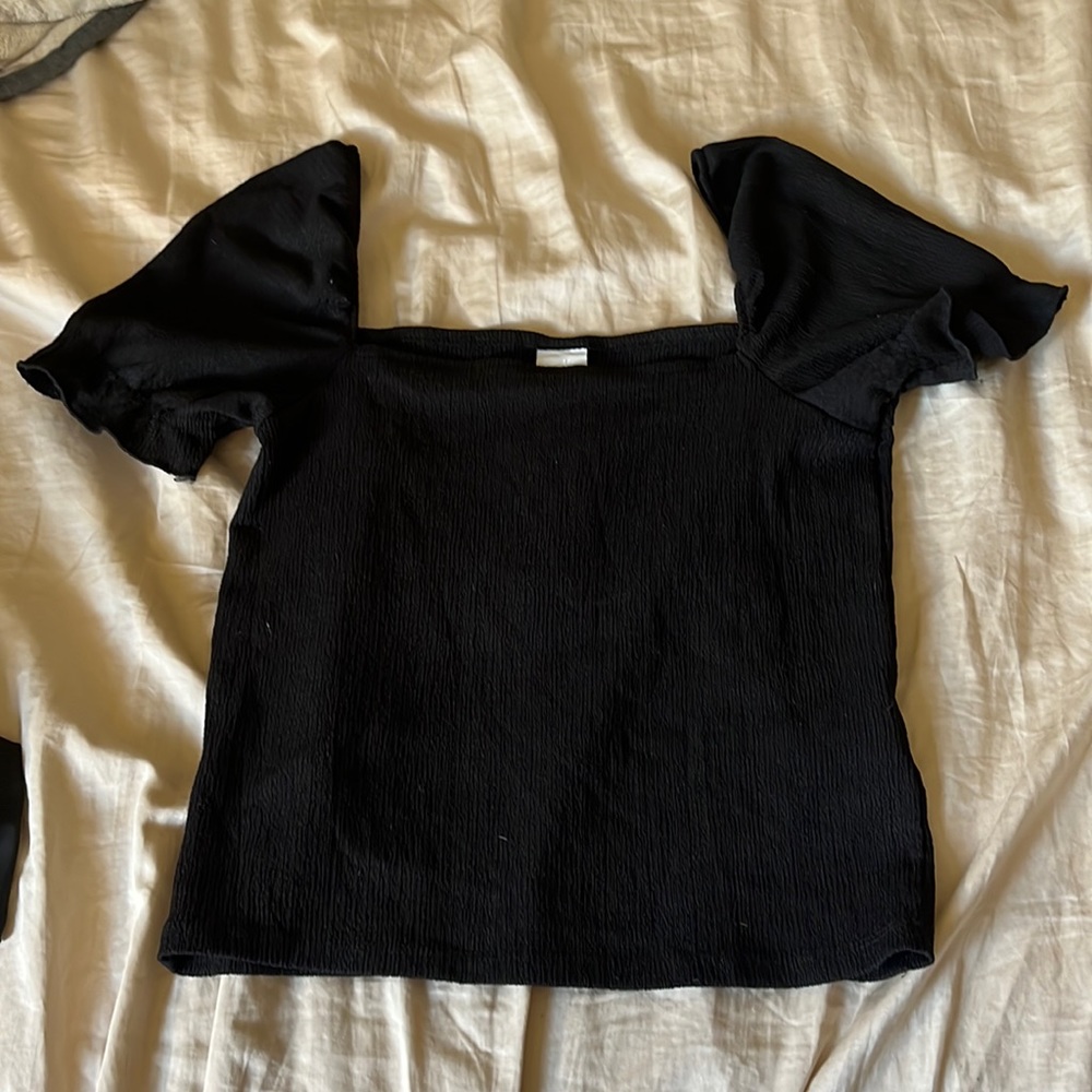 black puffer sleeve, straight hem. textured fabric